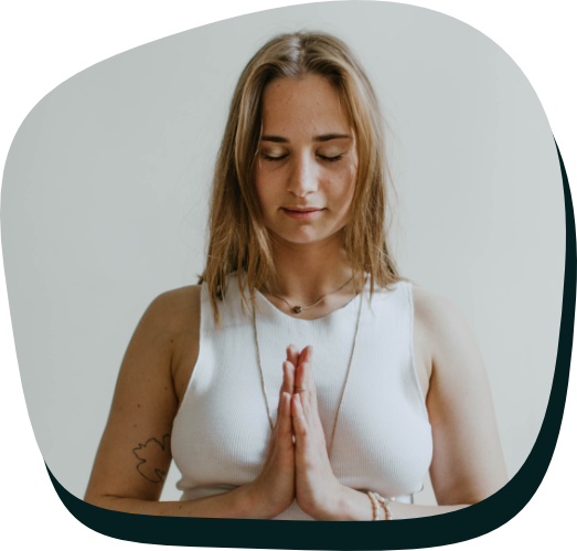 mujer en posición de meditación y relajación